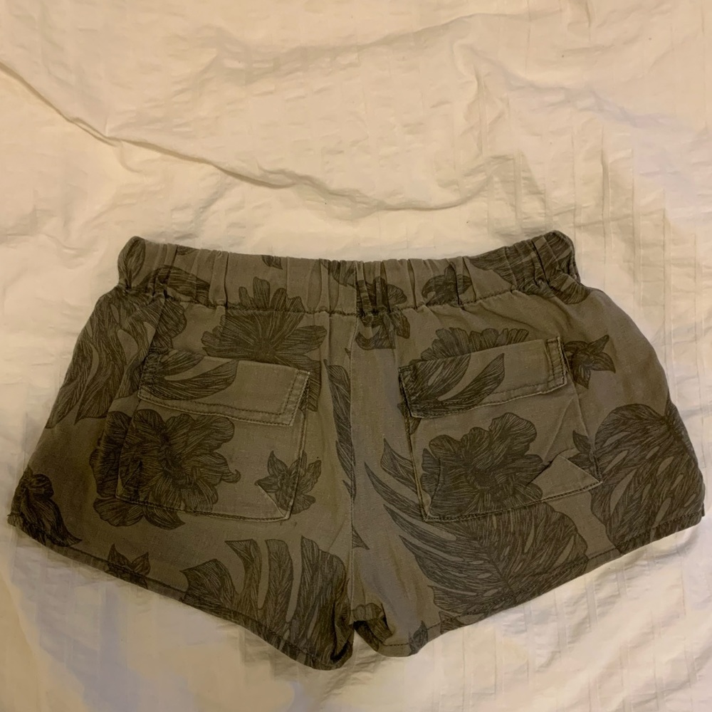 ✨3/$25✨TNA tropical print shorts - Picture 2 of 4